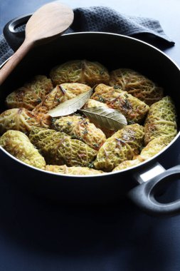 Lahana ruloları doğranmış et, sebze ve pirinçle doldurulmuş. Moldova, Ukrayna, Rusya, Türkiye ve Orta Asya ülkelerinden geleneksel yemek.