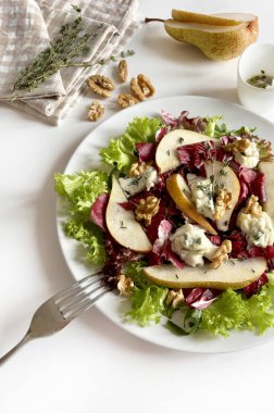 Armut, fındık, radicchio, bal ve kekik ile lezzetli mavi gorgonzola peynirli salata. Sağlıklı ve vejetaryen yemekleri. Tam üstte.