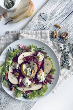 Armut, fındık, radicchio, bal ve kekik ile lezzetli mavi gorgonzola peynirli salata. Sağlıklı ve vejetaryen yemekleri. Tam üstte.