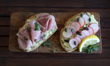 Prosciutto, turp, şifalı ot ve limonlu lezzetli avokado tostu. Sağlıklı yiyecekler. Tam üstte.