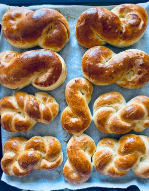 Geleneksel Romanya pastası. Mucenici, çelenk gibi görünmesi için sekizinci figürde yapılan ev yapımı tatlı ekmek. Tam üstte.