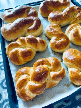 Geleneksel Romanya pastası. Mucenici, çelenk gibi görünmesi için sekizinci figürde yapılan ev yapımı tatlı ekmek. Tam üstte.