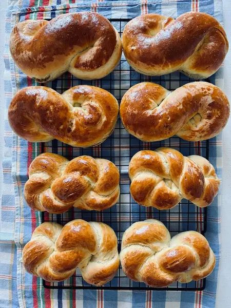 Geleneksel Romanya pastası. Mucenici, çelenk gibi görünmesi için sekizinci figürde yapılan ev yapımı tatlı ekmek. Tam üstte.