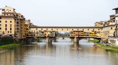 Arno Nehri 'ni geçen Ponte Vecchio Köprüsü manzarası, Floransa, İtalya.