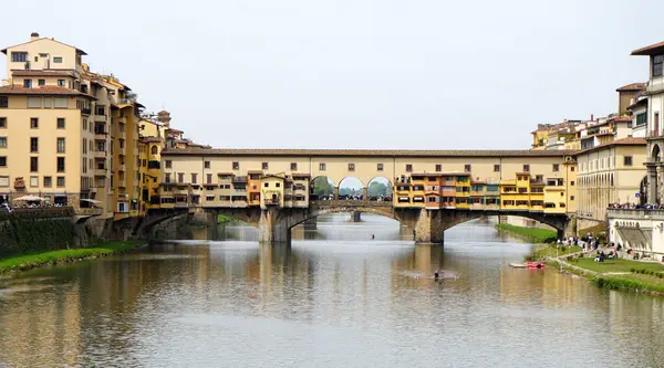 Arno Nehri 'ni geçen Ponte Vecchio Köprüsü manzarası, Floransa, İtalya.