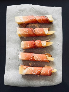 Pudra taneli ve peynirli Polenta çubukları. Aperatif yemek. Tam üstte.