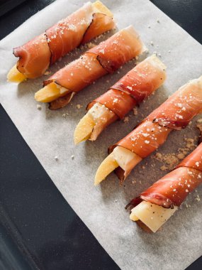 Pudra taneli ve peynirli Polenta çubukları. Aperatif yemek. Tam üstte.