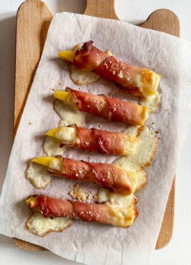 Pudra taneli ve peynirli Polenta çubukları. Aperatif yemek. Tam üstte.