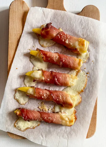 Pudra taneli ve peynirli Polenta çubukları. Aperatif yemek. Tam üstte.