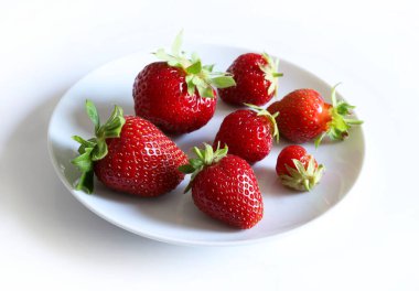 Çilek meyvesi. Beyaz arka planda izole edilmiş taze çilekler. Tuvaller, arka plan ve web sayfası için mükemmel. Diyet için sağlıklı yiyecekler.