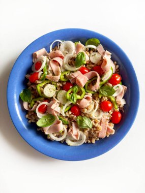 Beyaz arka planda dilimlenmiş taze salatalık. Salata malzemesi. Sağlıklı beslenme. Tam üstte.