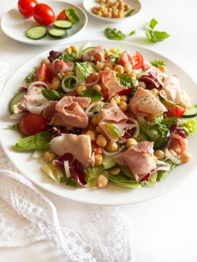 Domates, soğan, salata ve salatalık gibi taze sebzeli nohut salatası. Sağlıklı yiyecekler. Tam üstte.