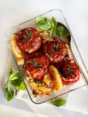 Pirinç ve fırında patatesle doldurulmuş domatesler. Yaz yemeği. Doldurulmuş sebze, Gemist. Yunan mutfağı. Tam üstte.