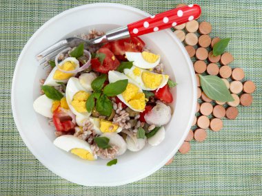 Haşlanmış yumurta, taze sebze ve fesleğenli ev yapımı farro salatası. Hecelenmiş salata. Sağlıklı yiyecekler. Tam üstte.