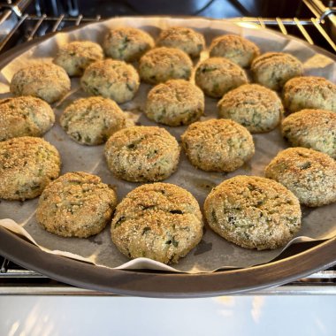 Fırının içinde kavrulmuş kabak toplarıyla fırın tepsisinin yakın çekimi. Sağlıklı ve vejetaryen yemekleri..