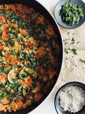 Paella 'nın tavada servis ettiği geleneksel sebzelerden yakın plan. İspanyol pilav tabağı. Akdeniz diyeti. Sağlıklı ve vejetaryen gıda konsepti. Tam üstte.