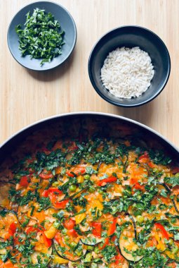 Paella 'nın tavada servis ettiği geleneksel sebzelerden yakın plan. İspanyol pilav tabağı. Akdeniz diyeti. Sağlıklı ve vejetaryen gıda konsepti. Tam üstte.