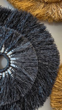 Siyah beyaz desenli hasır şapka, duvar sanatı.