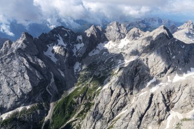 Alplerdeki dağların manzarası