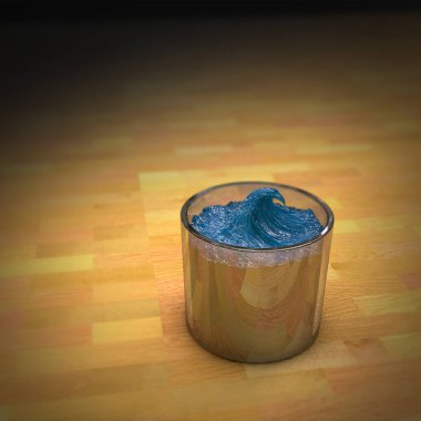 Tahta masada bir bardak viski.