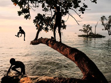 Sahilde bir adamın silueti.