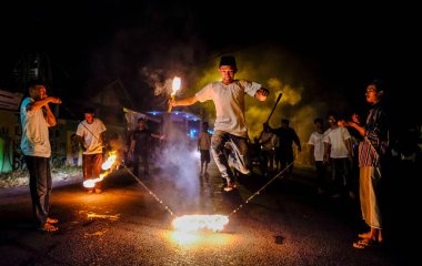 Alevler koyu bir arkaplanda.