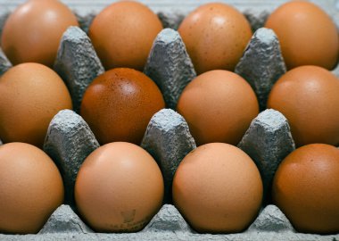 Yukardan gelen yumurtalar karton paketlerinde