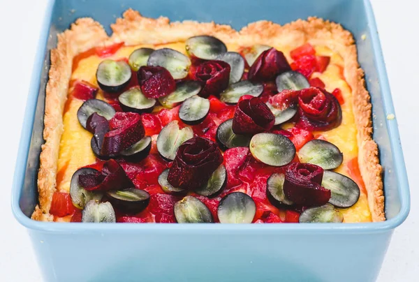 Meyve ve kremalı tart, tavada yakın çekim.