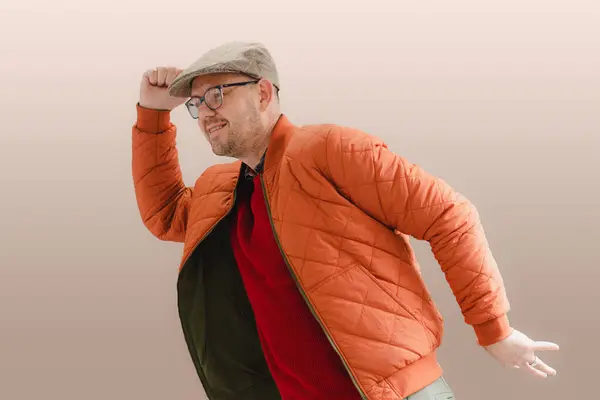 Temiz geçmişi olan bir adam dans ediyor.