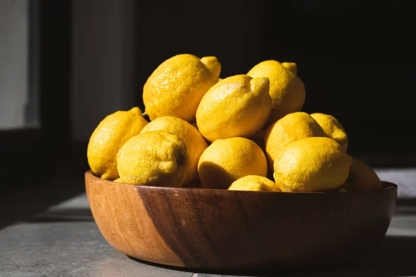 Kavanozdaki limonlar gün ışığında