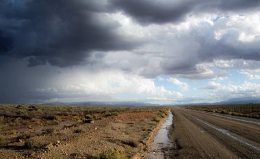 Yol boyunca fırtına bulutları