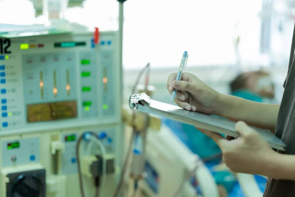 Specialist Controleert Continue Niervervangende Therapie Apparatuur Injectiepomp Hemodialyse Machine Stockafbeelding