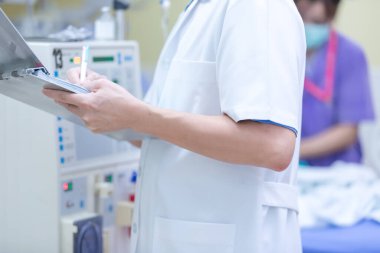 Uzman, sürekli renal yenileme terapi ekipmanlarını, enjeksiyon pompasını ve hemodiyaliz makinesini kontrol ediyor..