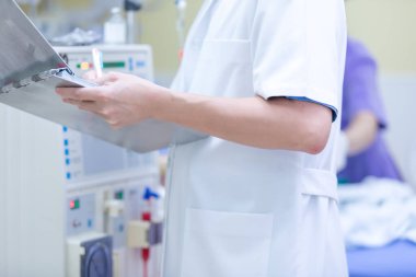 Uzman, sürekli renal yenileme terapi ekipmanlarını, enjeksiyon pompasını ve hemodiyaliz makinesini kontrol ediyor..