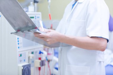 Uzman, sürekli renal yenileme terapi ekipmanlarını, enjeksiyon pompasını ve hemodiyaliz makinesini kontrol ediyor..