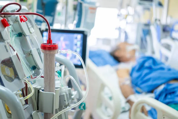 Deskundigen Bereiden Een Dialyseapparaat Voor Voor Gebruik Bij Ernstig Zieke Stockfoto