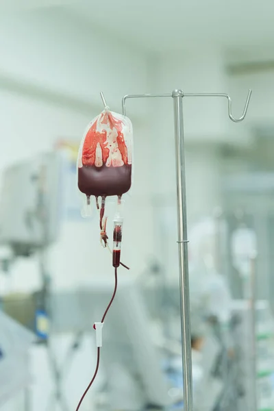 患者は催眠ショックを防ぐために失われた血液を置き換えるために血液成分を受けています — ストック写真
