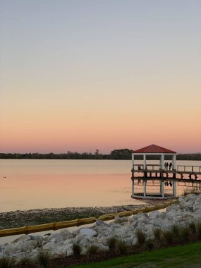 Gölün üzerinde güzel bir gün batımı