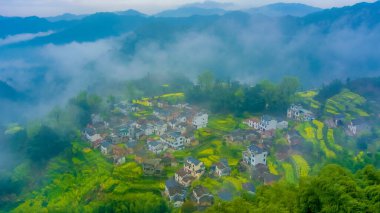 Sabahları dağların güzel manzarası