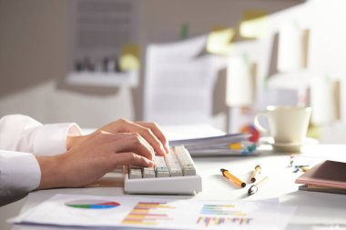 İş adamları iş yerinde oturup dizüstü bilgisayar kullanıyorlar..