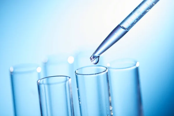 Copos Laboratório Líquido Azul Sobre Fundo Branco Close Química Ciência — Fotografia de Stock