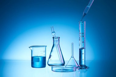 Mavi sıvılı laboratuvar şişesi.