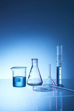Mavi sıvılı laboratuvar şişesi.