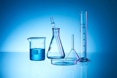 Mavi sıvılı laboratuvar şişesi.