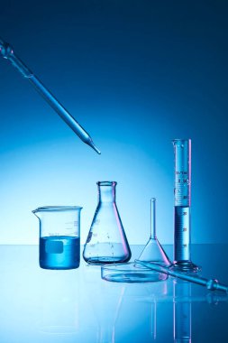 Mavi sıvılı laboratuvar şişesi.