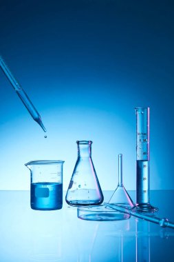 Mavi sıvılı laboratuvar şişesi.
