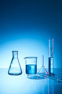 Mavi sıvılı laboratuvar şişesi.