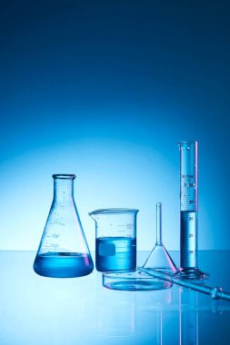 Mavi sıvılı laboratuvar şişesi.