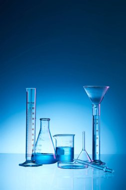 Mavi sıvılı laboratuvar şişesi.