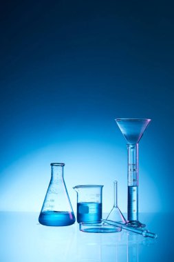 Mavi sıvılı laboratuvar şişesi.